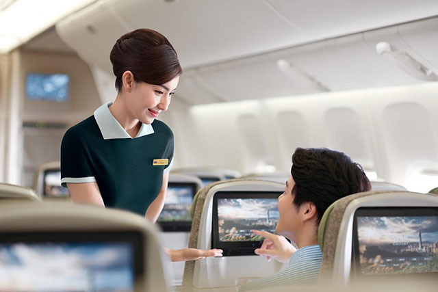 Tiếp viên EVA Air phục vụ hành khách trên máy bay.